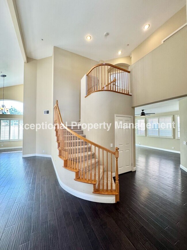 Building Photo - Ready to move in 4 bedroom 3 bath home with a loft and 3 car garage!