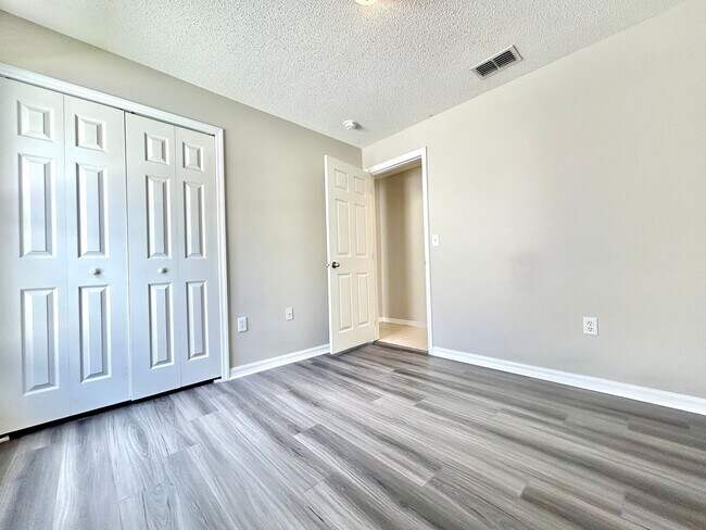 Building Photo - Davenport Gem: 4Bedrooms/ 2Baths pool home!