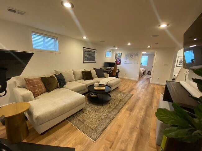 Building Photo - Single Family home half a block from Bible Park.