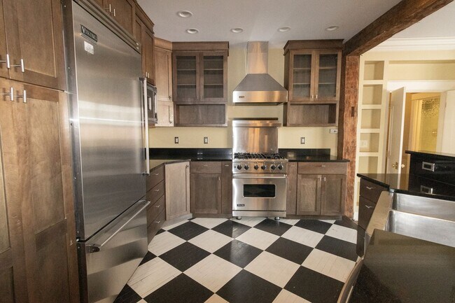Building Photo - Upscale Luxury Downtown Apartment