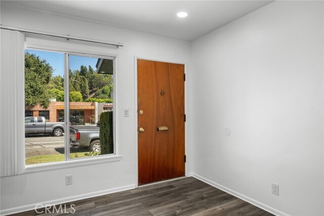 Building Photo - 2025 Broadview Dr