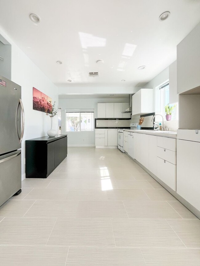 Building Photo - Charming Stand-Alone Home