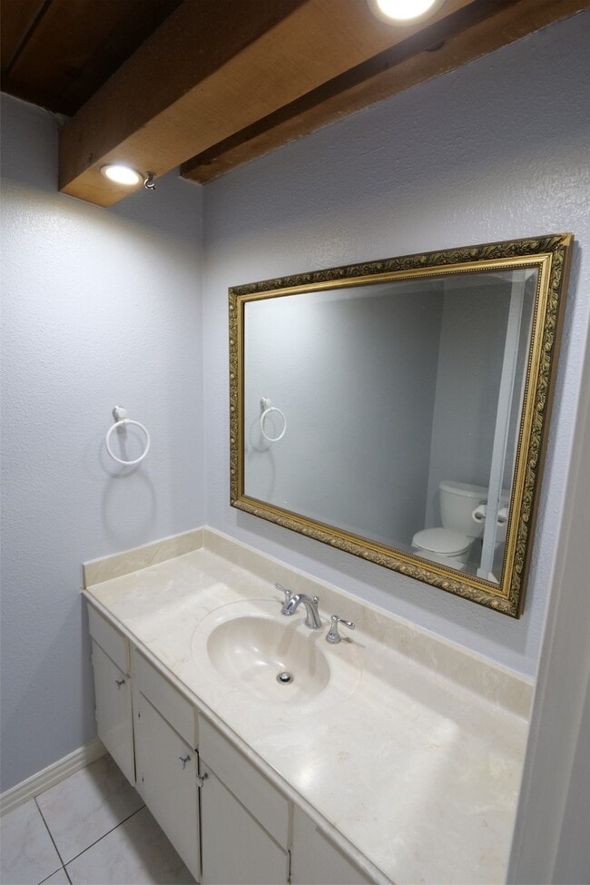 Building Photo - 19403 Long Lake Dr