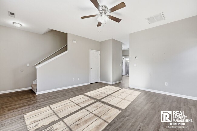 Building Photo - 3 Bedroom End Unit Townhome Near Dorchester and Ladson Road