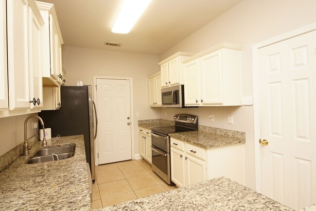 Building Photo - Central Niceville Location