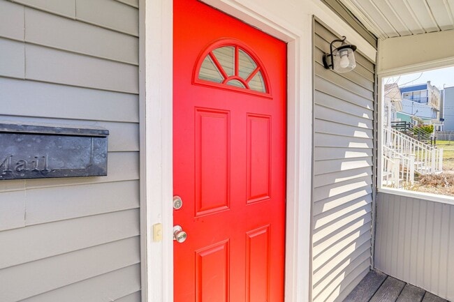 Building Photo - Renovated 2 Bedroom + Den w/ Private Garden Access
