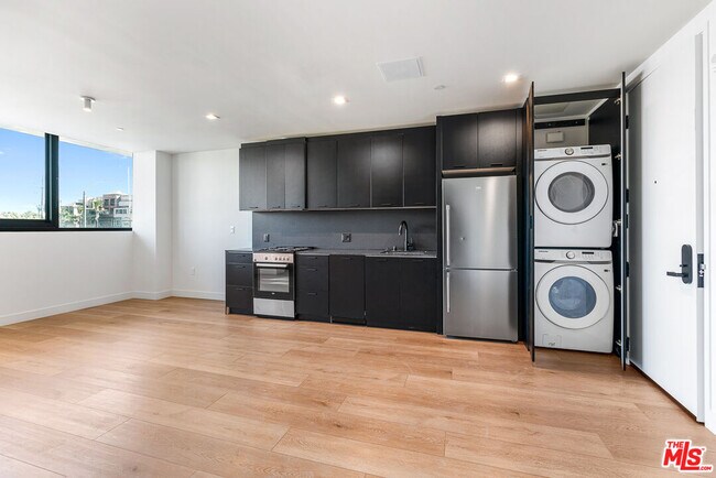 Building Photo - 3688 Overland Ave