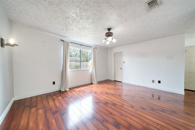 Building Photo - 1323 Oakengates Dr