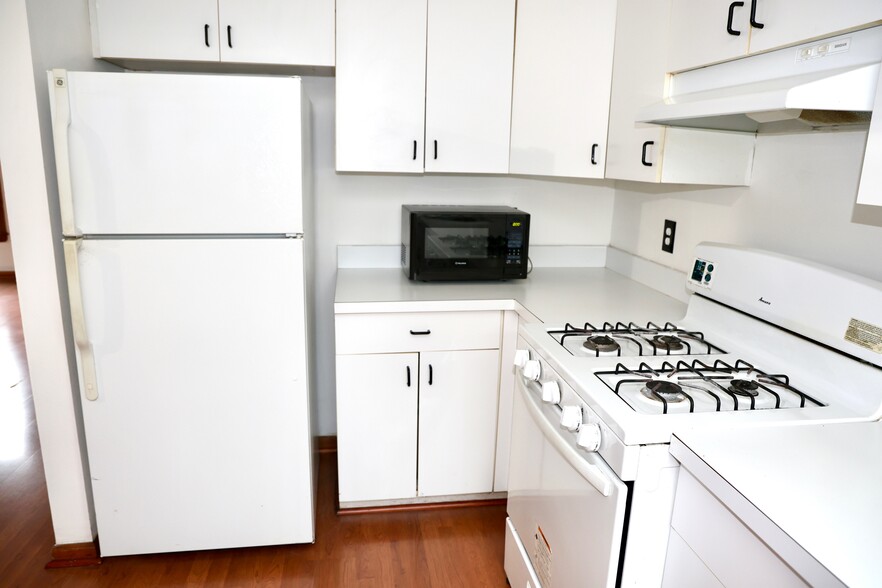 Kitchen - 821 Webster Pl