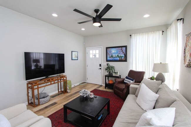 Building Photo - RENOVATED 3-BEDROOM HOME IN BEACON HILL