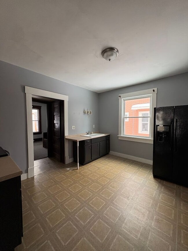 Building Photo - Large 3 bedroom home for rent - Massillon