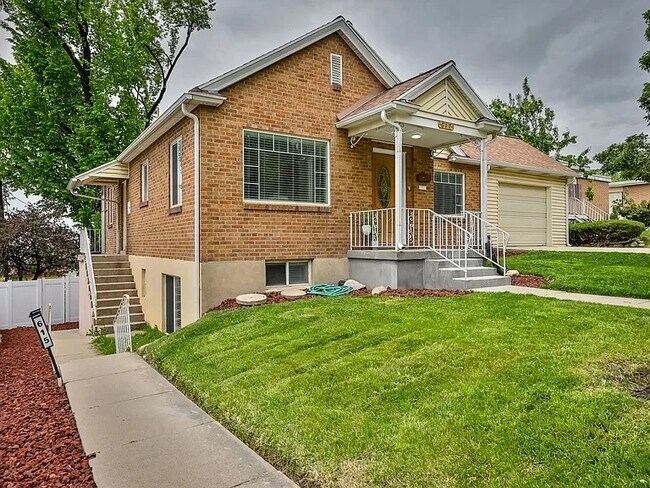 Primary Photo - 615 N De Soto St