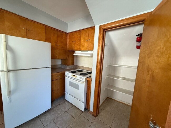 Building Photo - 903 Lee St N