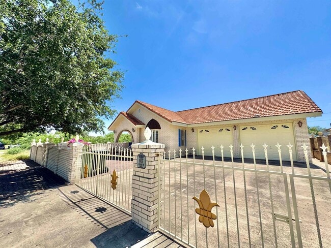 Building Photo - 807 Fresno St