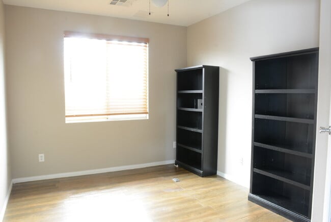 Building Photo - "Spacious 4-Bedroom Oasis with Granite Touches and Cozy Fireplace in Las Vegas!"