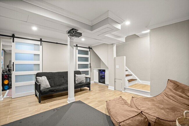 Building Photo - 11 Van Zant St