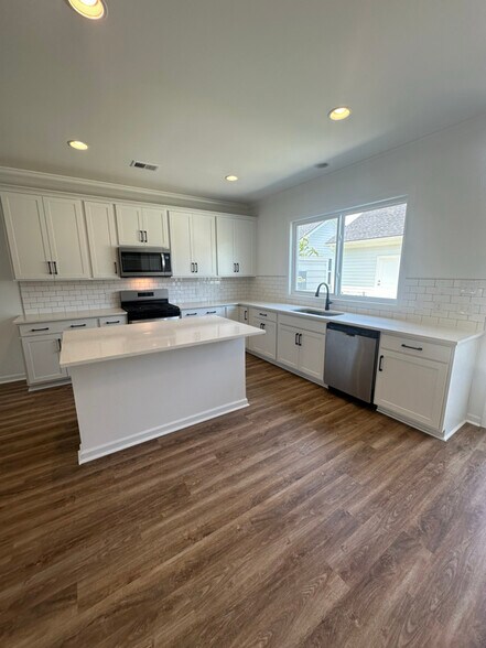 Building Photo - 762 Blueway Ave