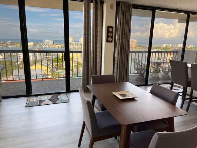 Dining surrounded by panoramic view - 400 Island Way