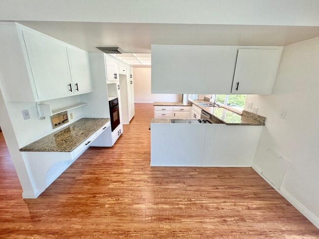 Building Photo - Spacious 3BR Single-Story Residence | Central Air, Fireplace, Private Backyard Retreat
