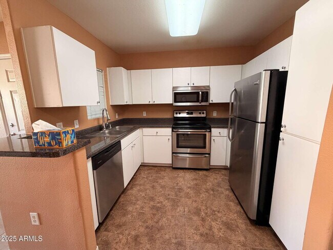 Building Photo - 1295 N Ash St