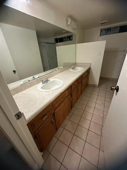 Building Photo - 404 Stephens Dr