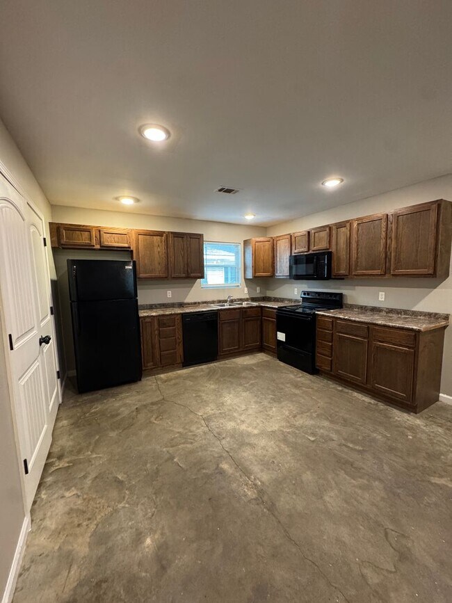 Building Photo - 3 bed / 2 bath duplex Available Now