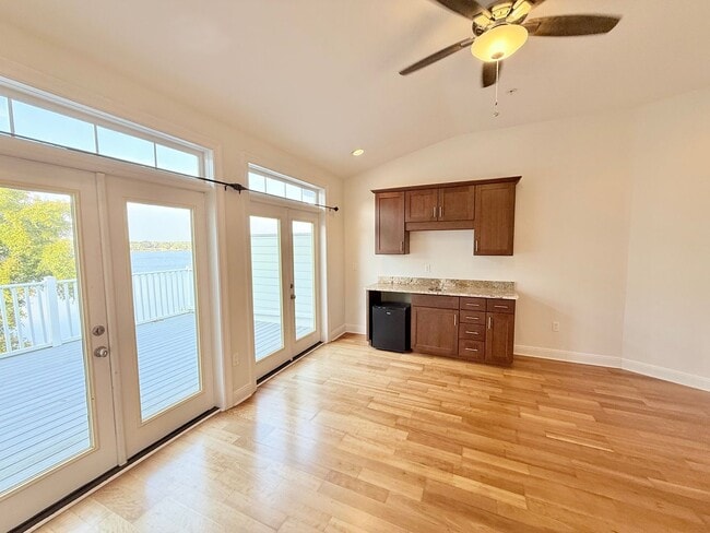 Building Photo - 3-Level Waterfront Townhome