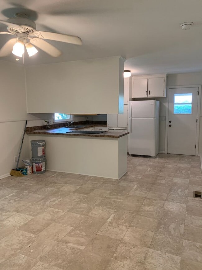 Building Photo - 3 Bedroom 1.5 Bath House on N. Wallace Ava...