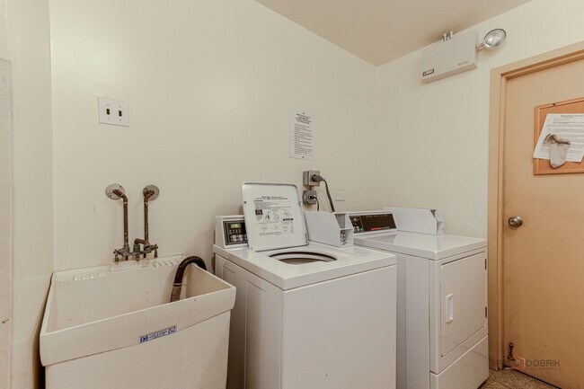 Building Photo - 3004 Roberts Dr