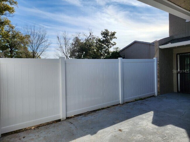 Building Photo - 824 Town Cir