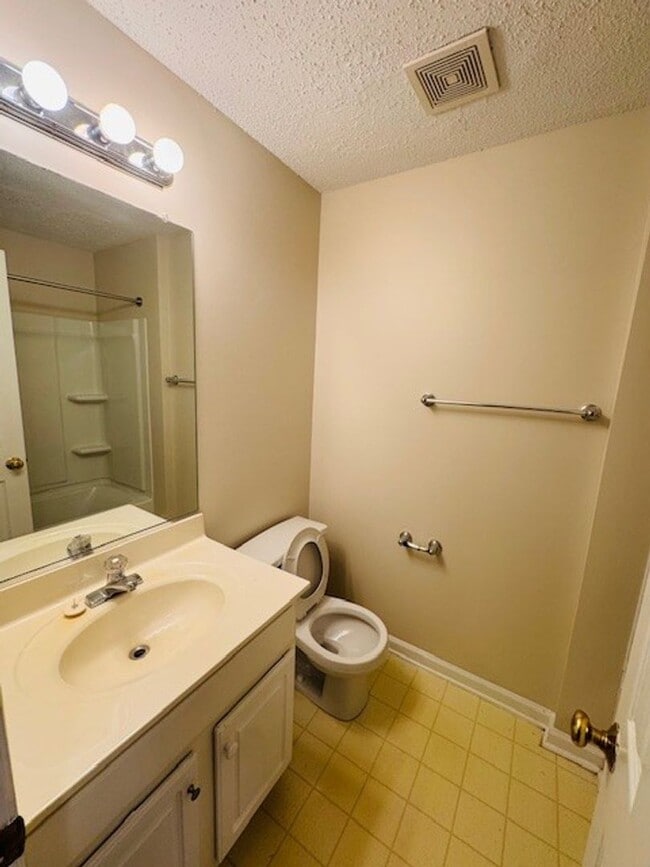 Building Photo - ****** $200 OFF FIRST FULL MONTH OF RENT ******