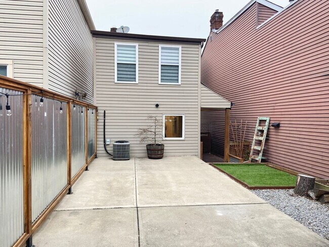 Building Photo - Modern 2 Bed/2 Bath in South Side Slopes- Available July 1st