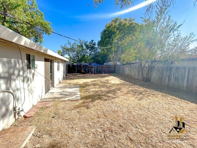 Building Photo - 5625 San Vincente Way