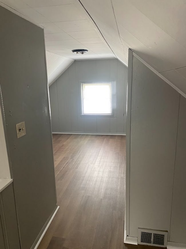 Building Photo - 3 Bed-1 Bath - spacious, beautiful with AC...
