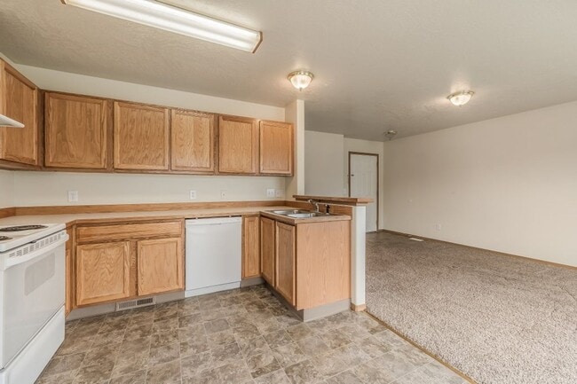 Building Photo - 3 bed 2 bath duplex with sprinkler system