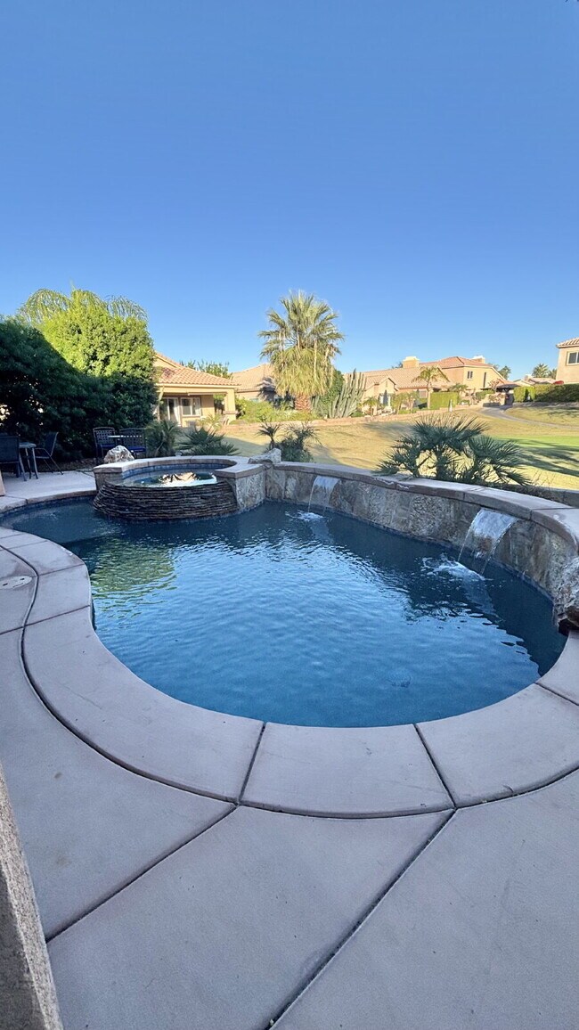 Building Photo - 3 Bedrooms and 2.5 Bathrooms Home on 7th Tee!