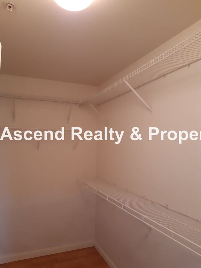 Building Photo - Sexton Mtn 3 Bed End Unit Townhome, Huge G...