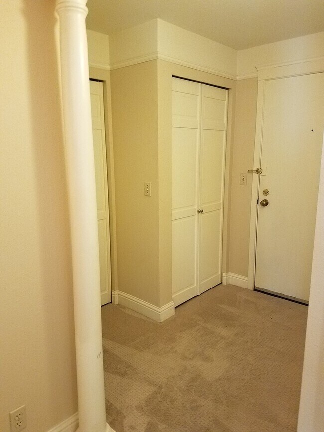 Building Photo - 800 N Allen Pl
