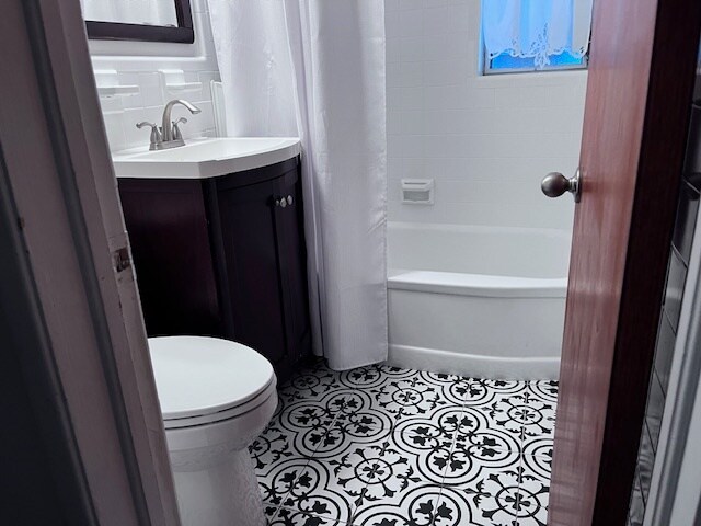 bath #1 with tub/shower - 3515 Monegro St