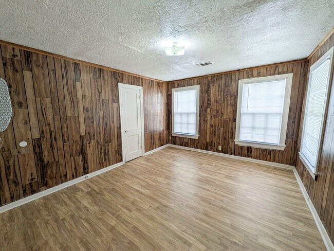Building Photo - 1810 Roberts Ave