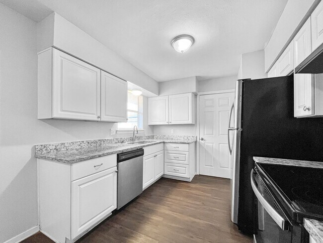 Building Photo - 4-Bedroom, 1 Bath  Single Family for Rent in Mesquite, TX | Great Backyard & Modern Kitchen