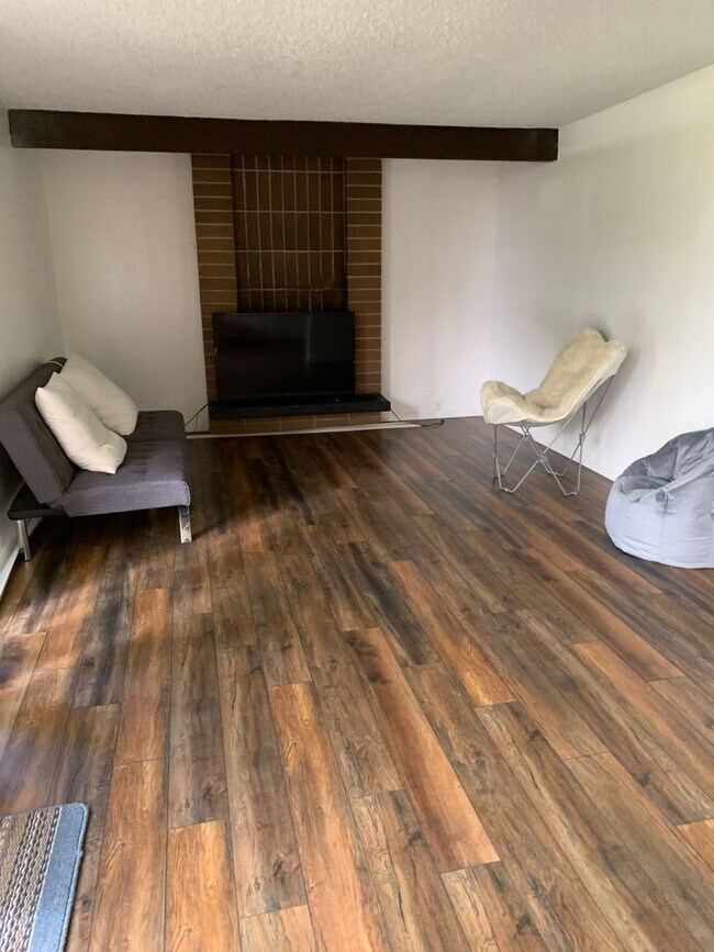 Building Photo - Beautiful 3 bedroom home in Central Davis available for fall move in!