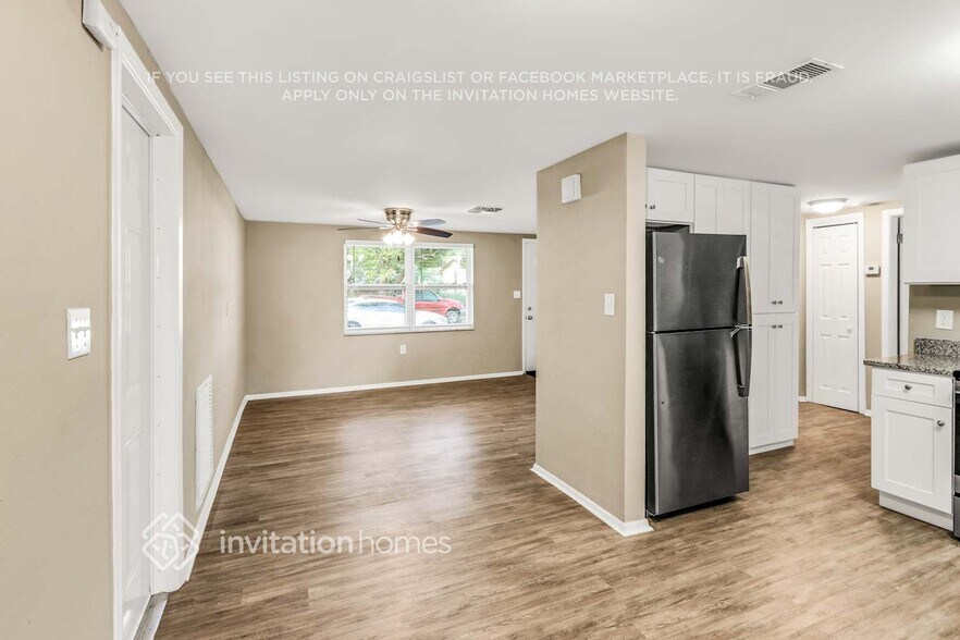 Building Photo - 9410 Rainbow Ln