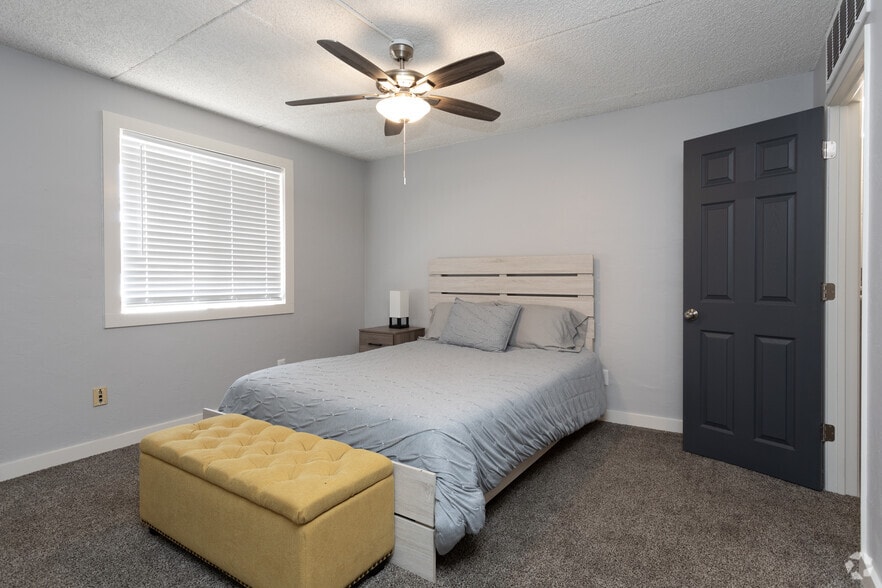 1BR, 1BA - 525 SF - Bedroom - Waters Edge