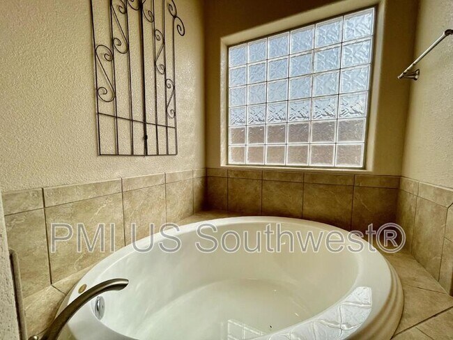 Building Photo - 11 Hickory Knoll Cir