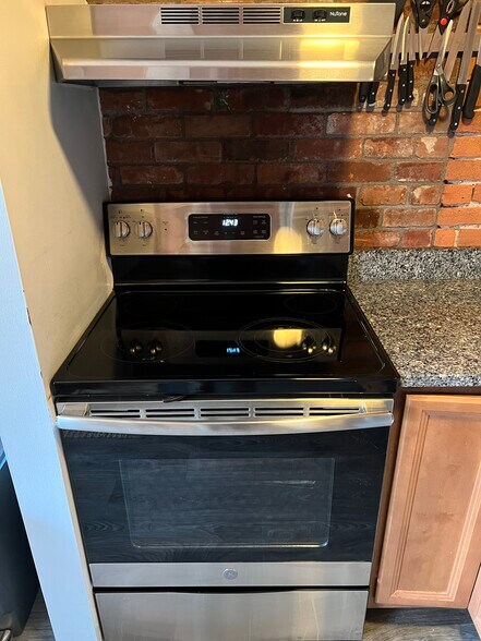 Building Photo - 222 Williams St E