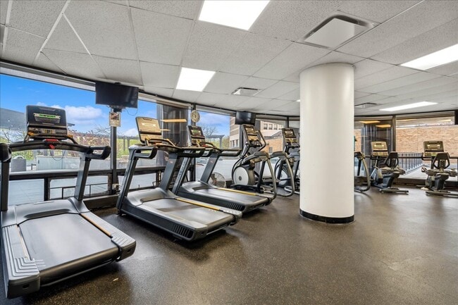 Building Photo - 5415 N Sheridan Rd