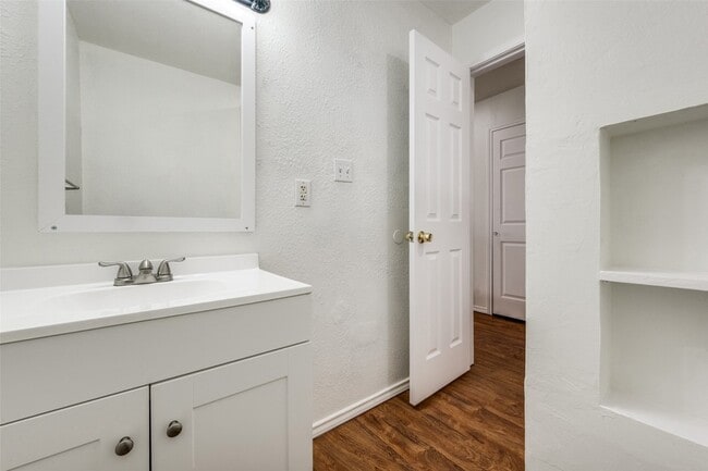 Building Photo - 812 Driftwood Dr