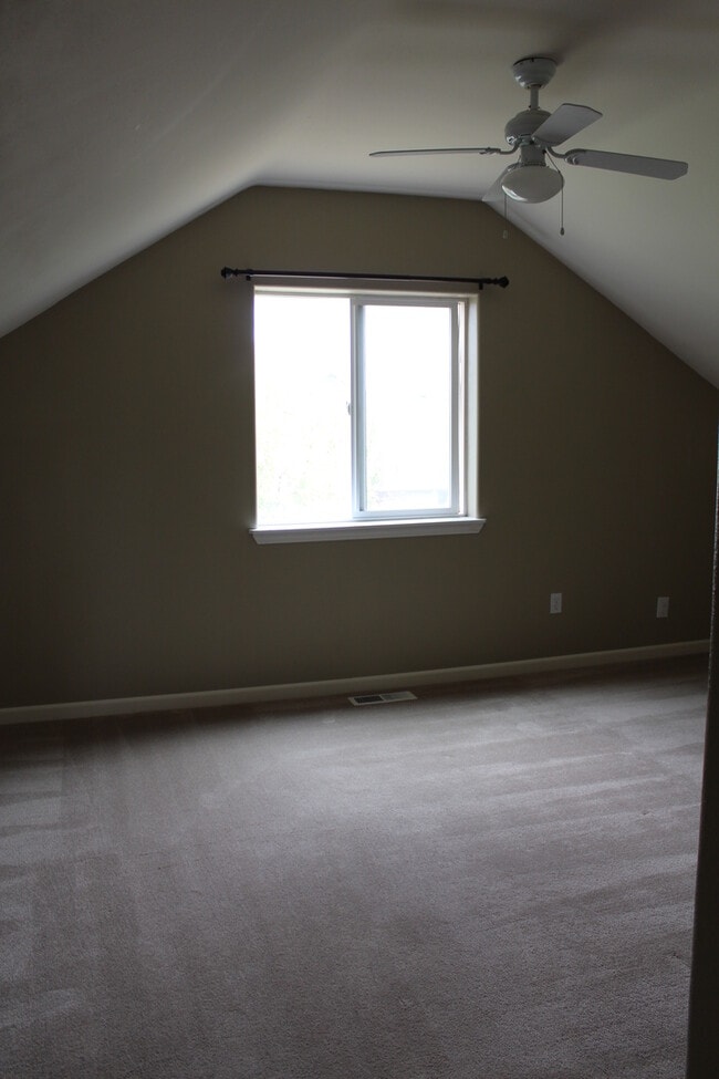 Building Photo - NE 4 Bedroom, 3 Bath, Gas Fireplace/Heat, ...