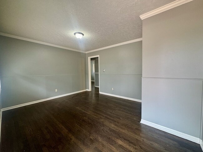 Building Photo - Convenient in Cobb!